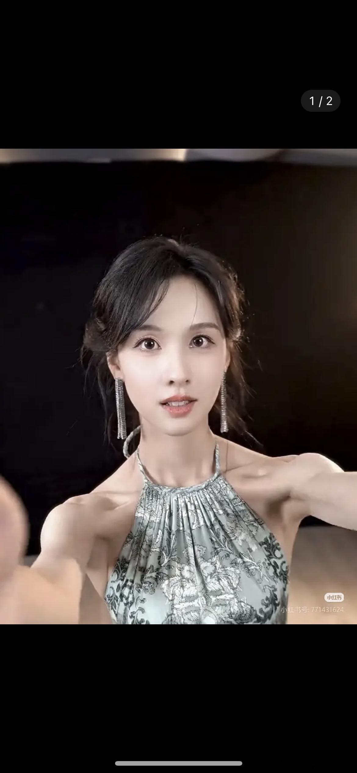 陈都灵的肩膀怎么看起来有点鼓包​​​