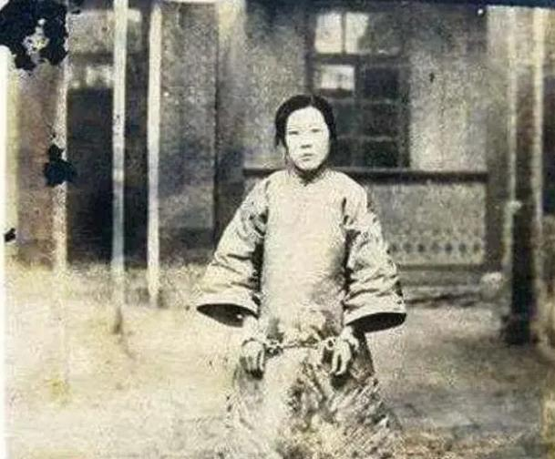 1925年1月8日，长春的奉军在青楼里捉到了东北最大的女土匪。在将其押往军法处惩
