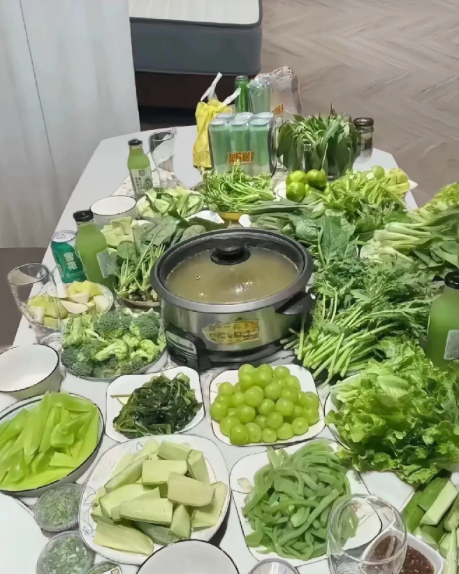 去朋友家吃火锅，他准备了这么多特色美食，大家觉得说盛情款待吗？