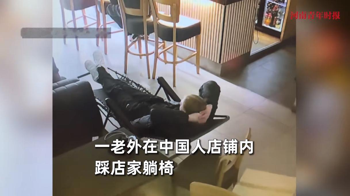 “这个中国老板娘火了！”近日，一外国男子在中国老板娘开的店铺里，肆无忌惮的用脚踩