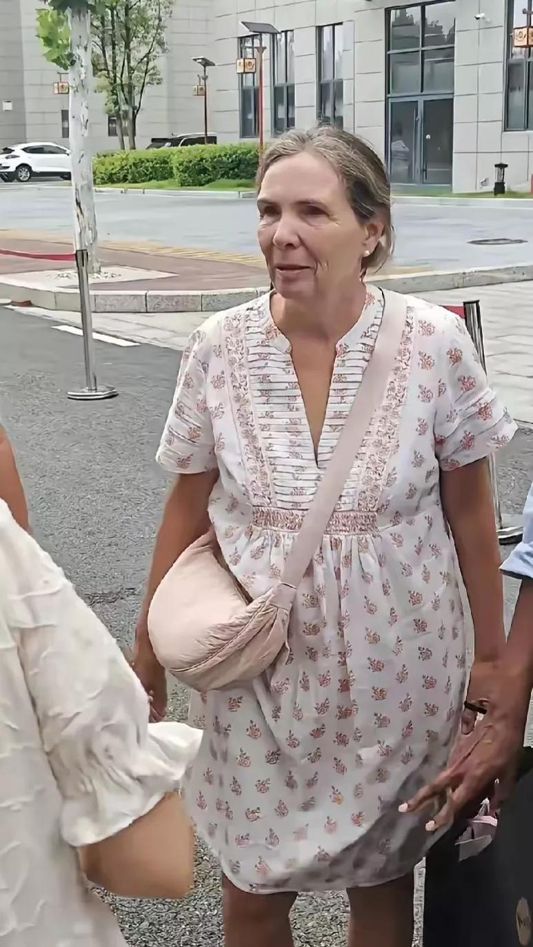 黄楼的养父母一家所展现出的，是满满的、暖暖的正能量，他们的行为实在太令人尊敬啦！
