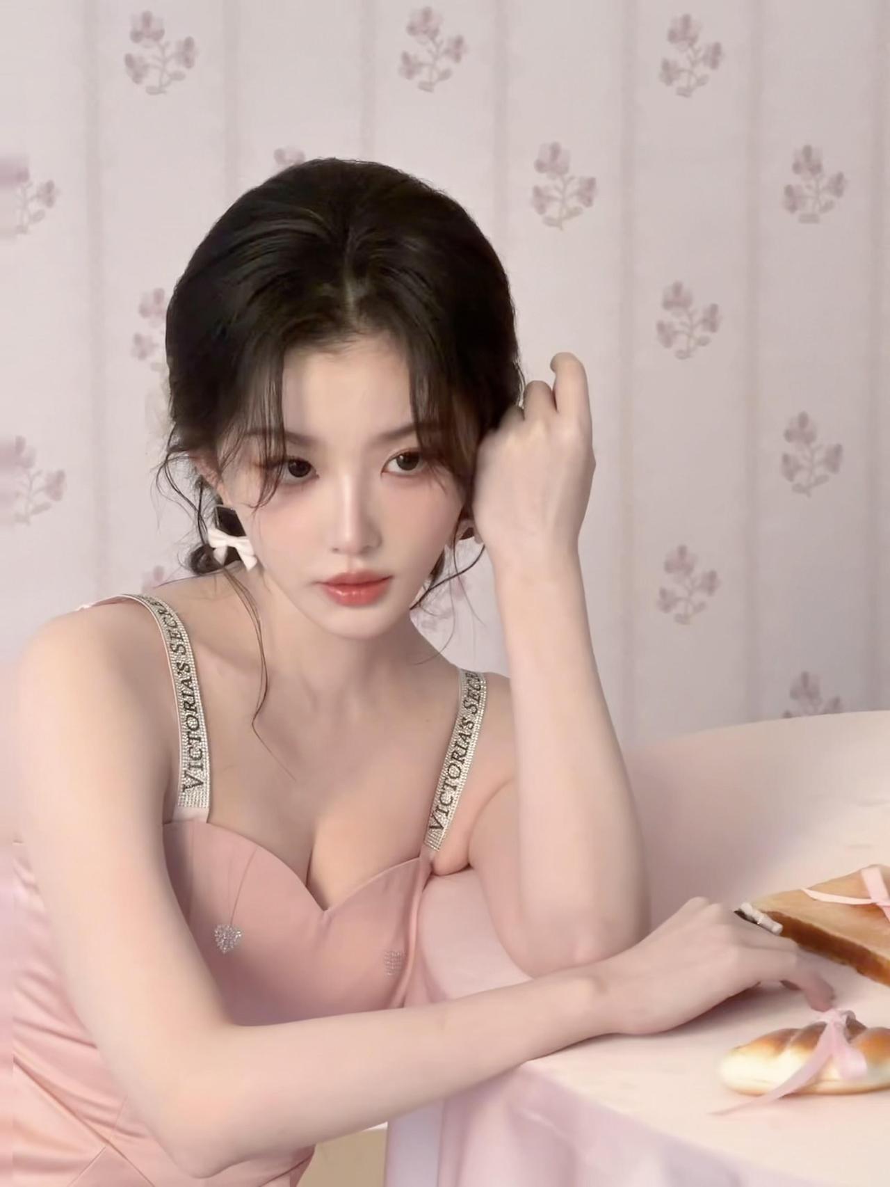 孔雪儿粉墙织就温柔的网把春日，都揉进这一方小天地缎面裙是融化的蜜桃缀