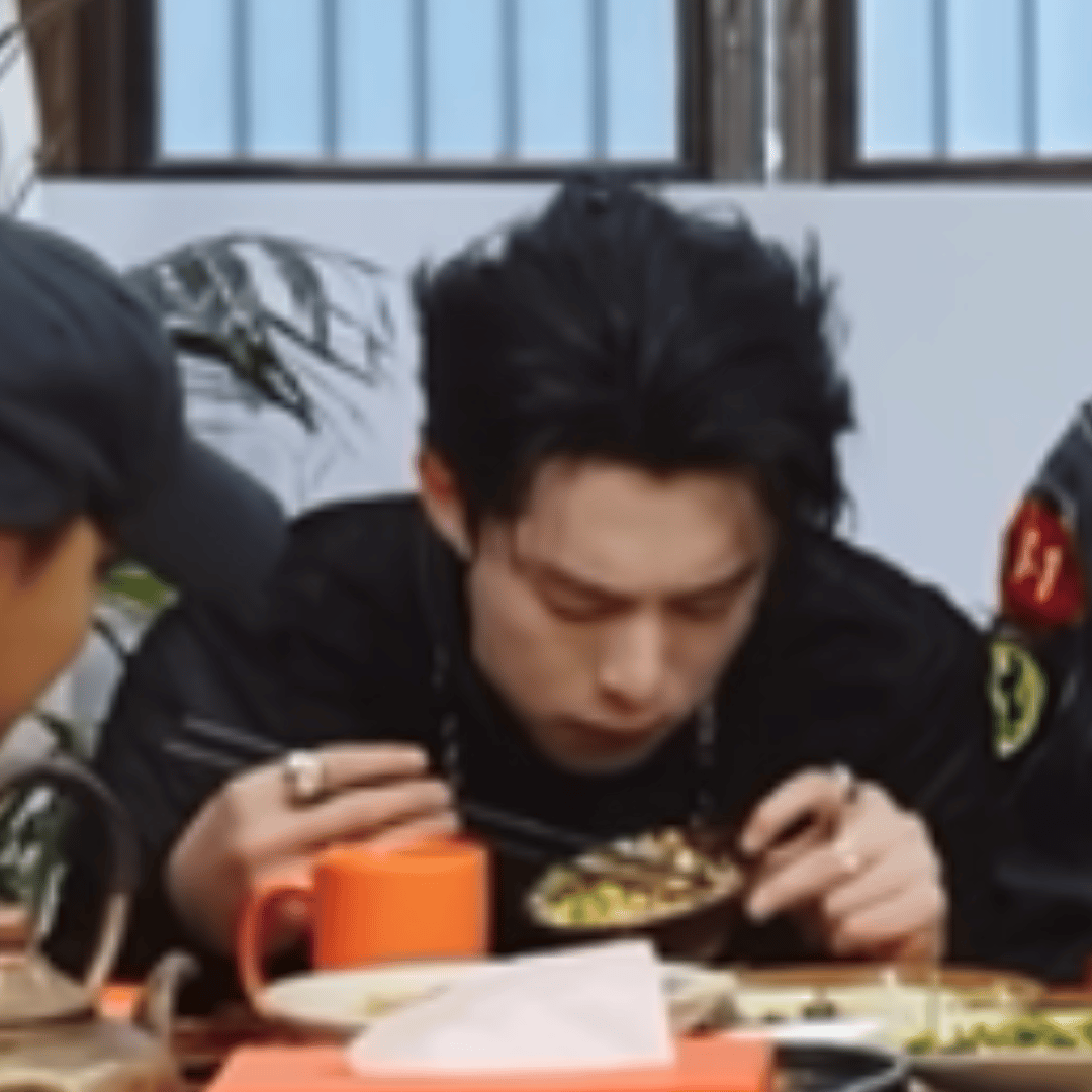 王鹤棣减肥白天鸡蛋晚上鸡的全家王鹤棣拍杂志不出片的原因找到了，吃饱了撑的