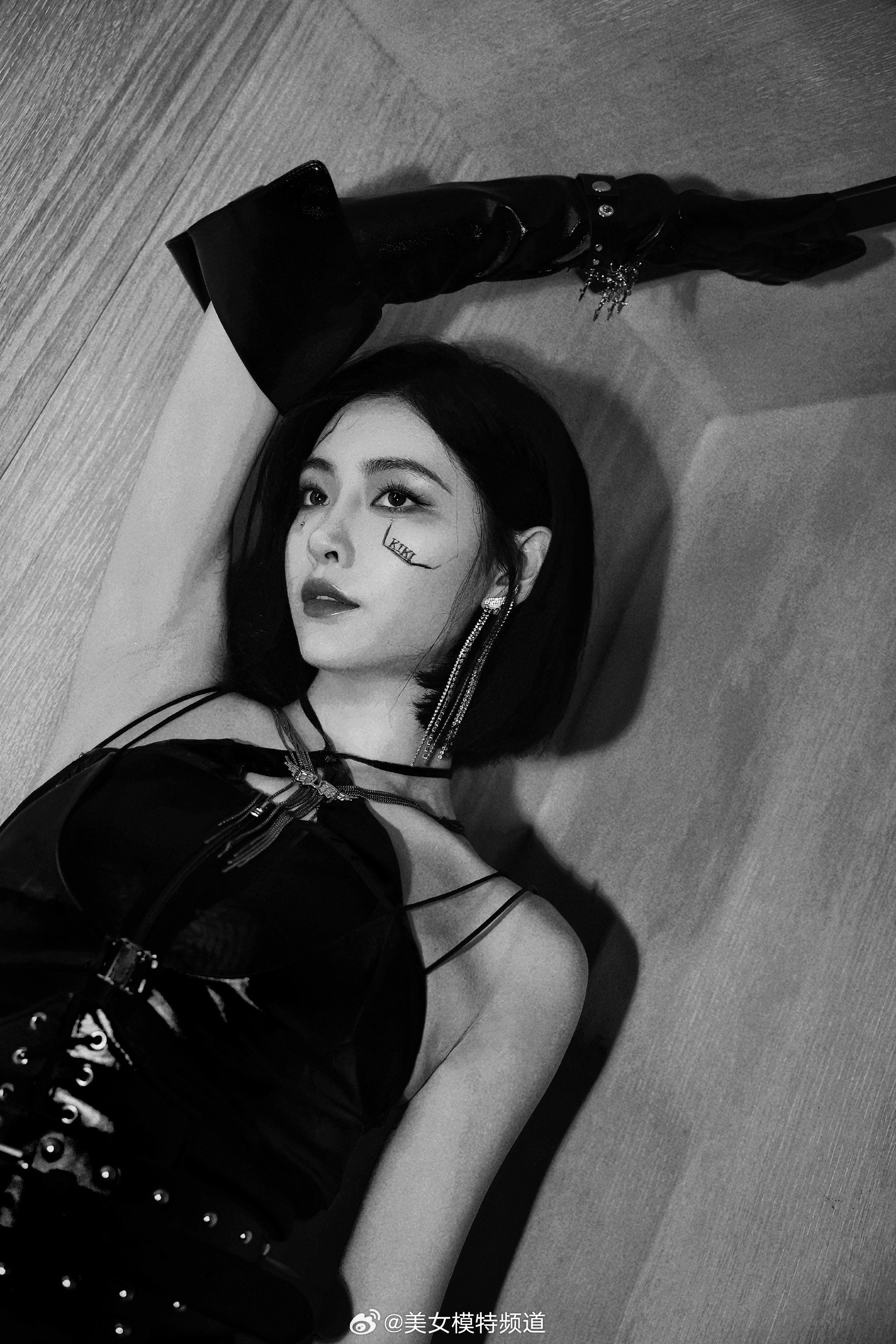 许佳琪短发黑色魅力穿搭