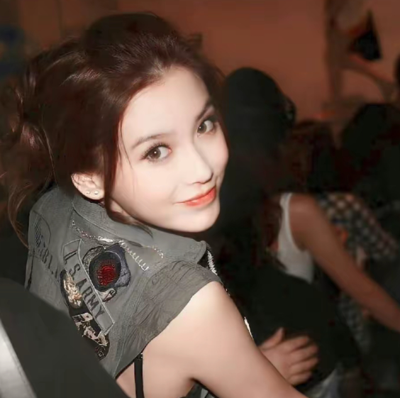 别再吹Baby的整容脸了这组旧照才是她的真实颜值大家总说Baby的美是“后天