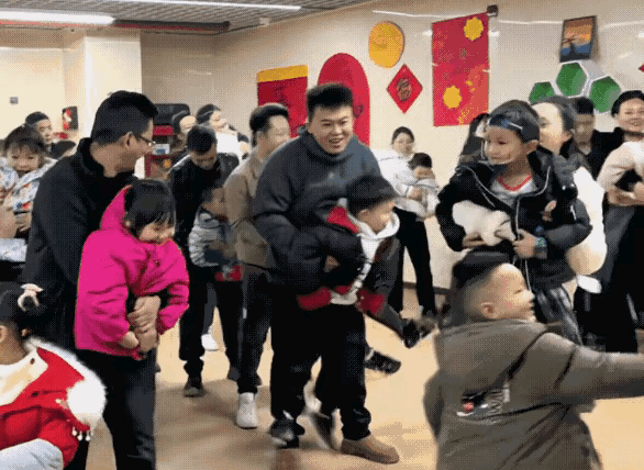 元旦亲子活动现场太戳心！别的小朋友都有爸妈陪伴，唯独一个娃孤零零站在角落，小脸上