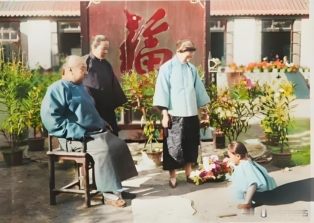 1925年4月，北方宽敞庭院里，清朝遗老家庭的画面映入眼帘。一位身形富态的