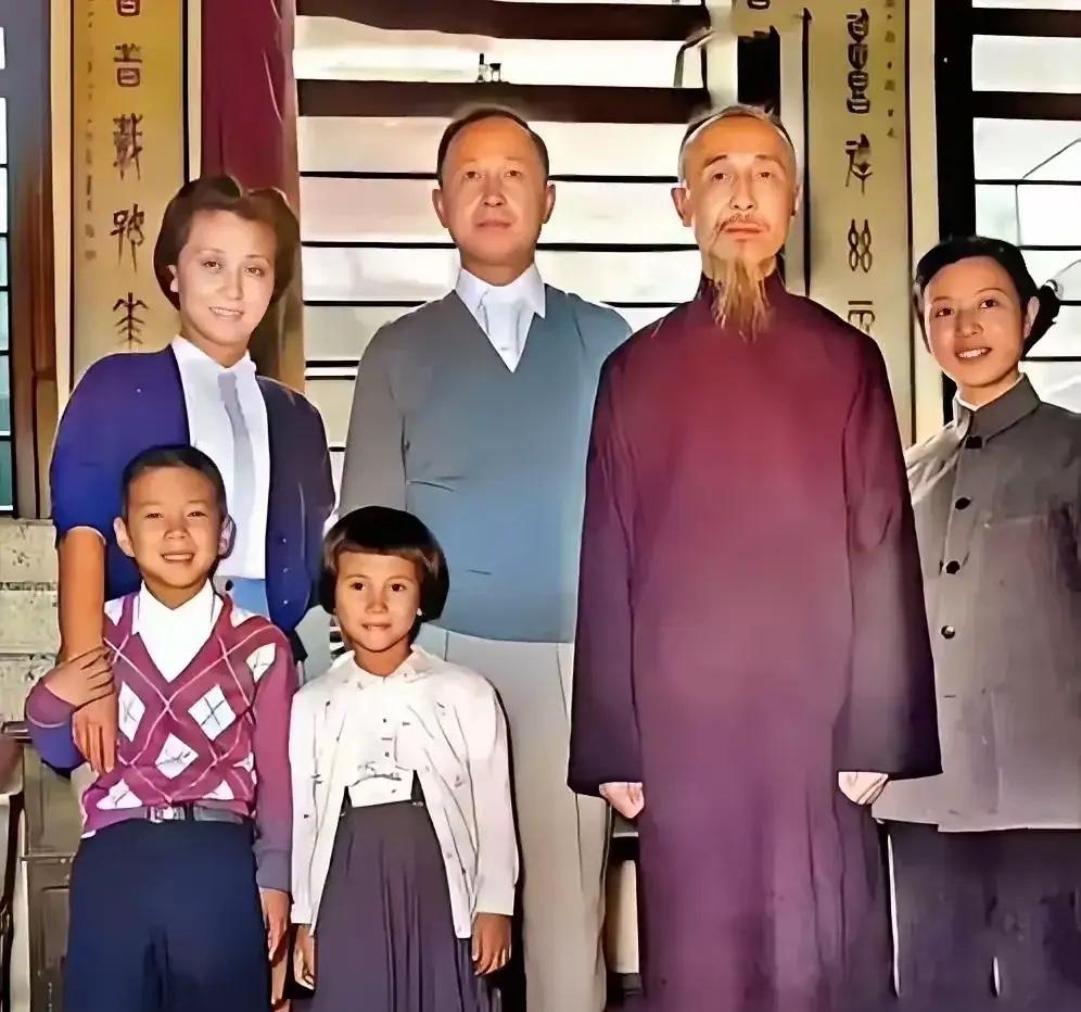 1955年10月，钱学森一家历经重重阻隔归国团聚，与父亲钱均夫相逢，跨越别离，家