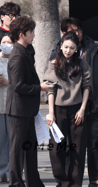 王安宇和章若楠能不能来一套年轻点的造型呀？这有一种超级加辈的感觉