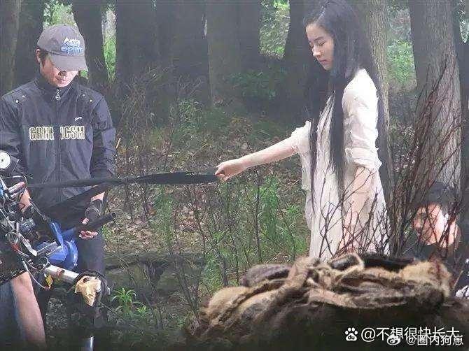 刘亦菲演聂小倩时也太瘦了!身形纤细得让人心疼,感觉那就是她最瘦的时期,满满的易碎