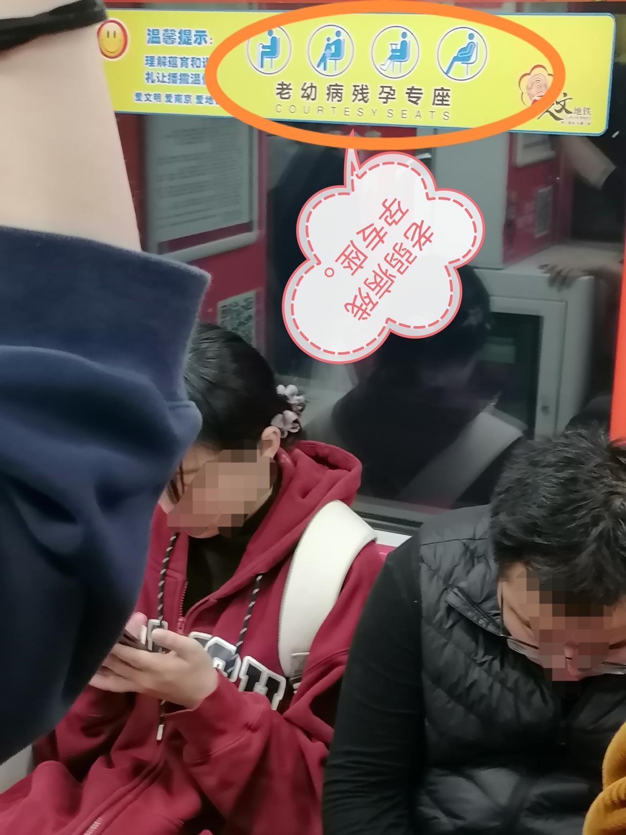 刚上地铁，车厢里人并不多。列车抵达下一站，车门开启，这时座位上的一位老太太，不知