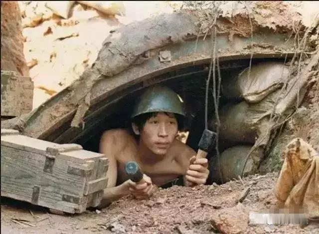 老兵虽老，军魂永恒！山东青州参战老兵闫吉国在前线“猫耳洞”及现在。致敬！所有