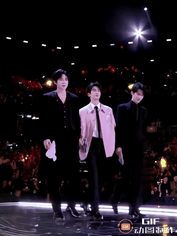 1.90的刘宇宁，张凌赫和周柯宇走在一起还真的没感觉他们有多高，就觉得还好，反正