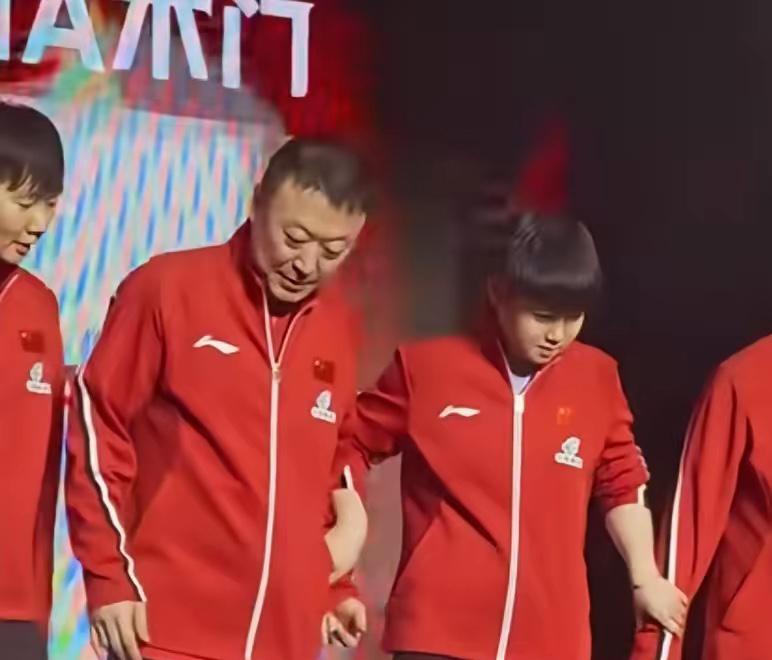 世乒赛领奖台上莎莎这波临场反应也太可爱了伦敦世乒赛女团夺冠，国乒姑娘站上最