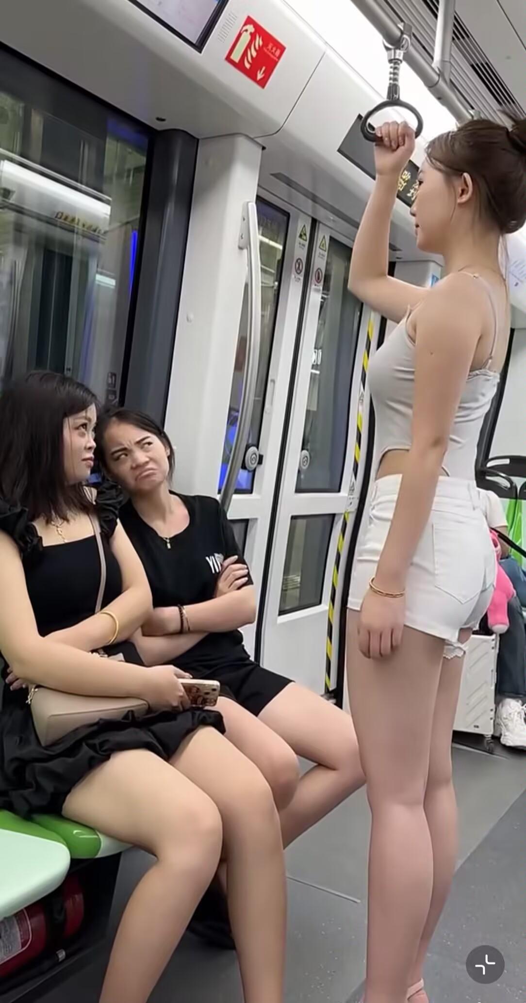 地铁上遇到的一幕，坐着的两个黑衣女在说什么？