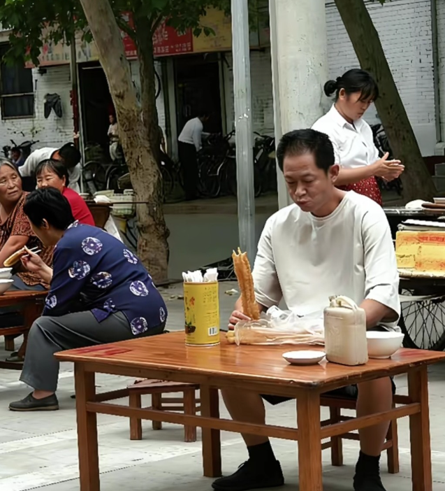 演员王志文真的很接地气这是他在地摊吃早餐的情景。当时有很多人在这家地摊店吃早