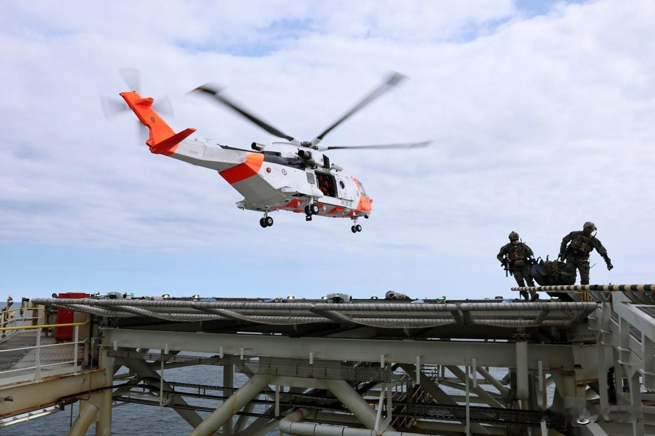 挪威特种部队演练夺回被占领的石油钻井平台。