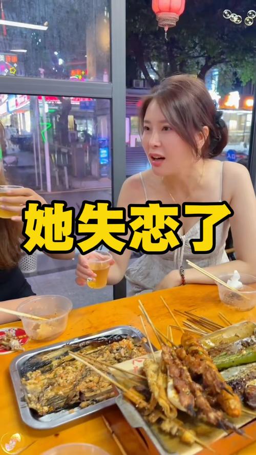 女人对人有好感时，表现往往藏在细节里，核心是“主动靠近+格外在意”：...