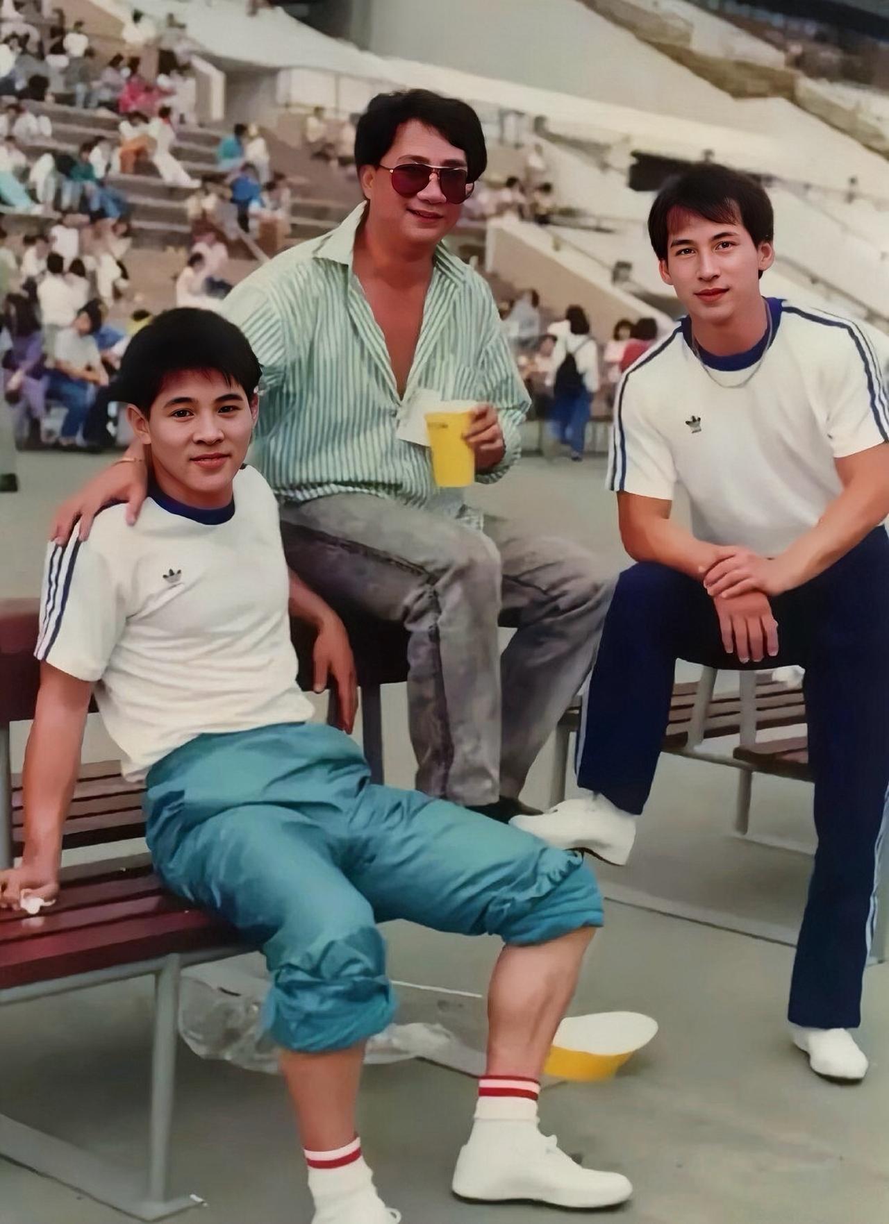 李连杰的古早照片，他与徐小明、曹荣合影的画面。1991年李连杰与徐小明、曹荣