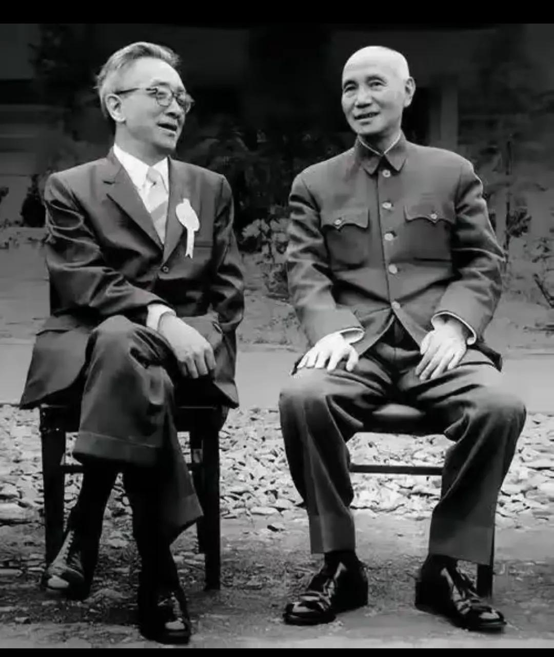 原来蒋介石也不喜欢胡适，岂止不喜欢，简直是厌恶。蒋介石有一癖好，就是写日记，并