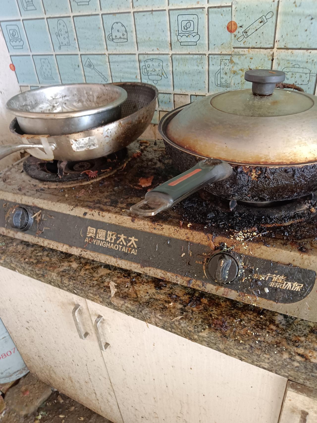 你们谁见过这么邋遢的厨房，今天真是开眼界了，感觉邋遢厨房之最在这里，这是我平生第