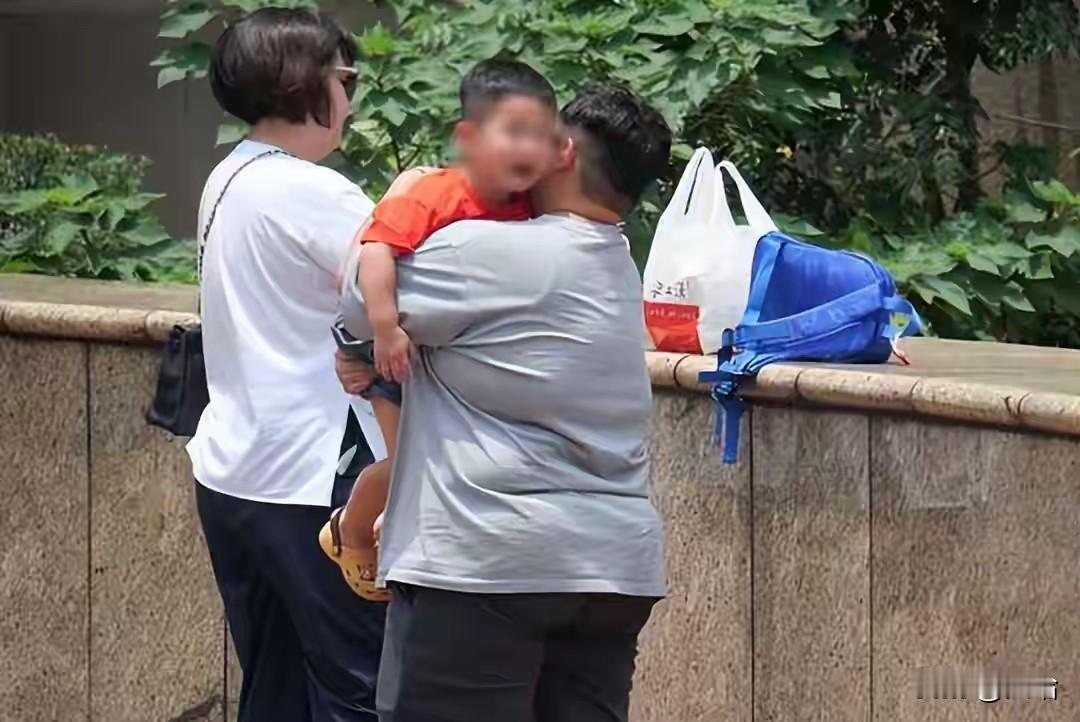 44岁Selina被偶遇，肚子比老公还大，脖子快“消失”了！网友：这幸福肥也太真