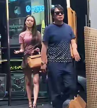 郎朗和吉娜现身郑州街头，这状态反差也太大了吧？姐妹们快看——吉娜穿棕色短裙配粉色