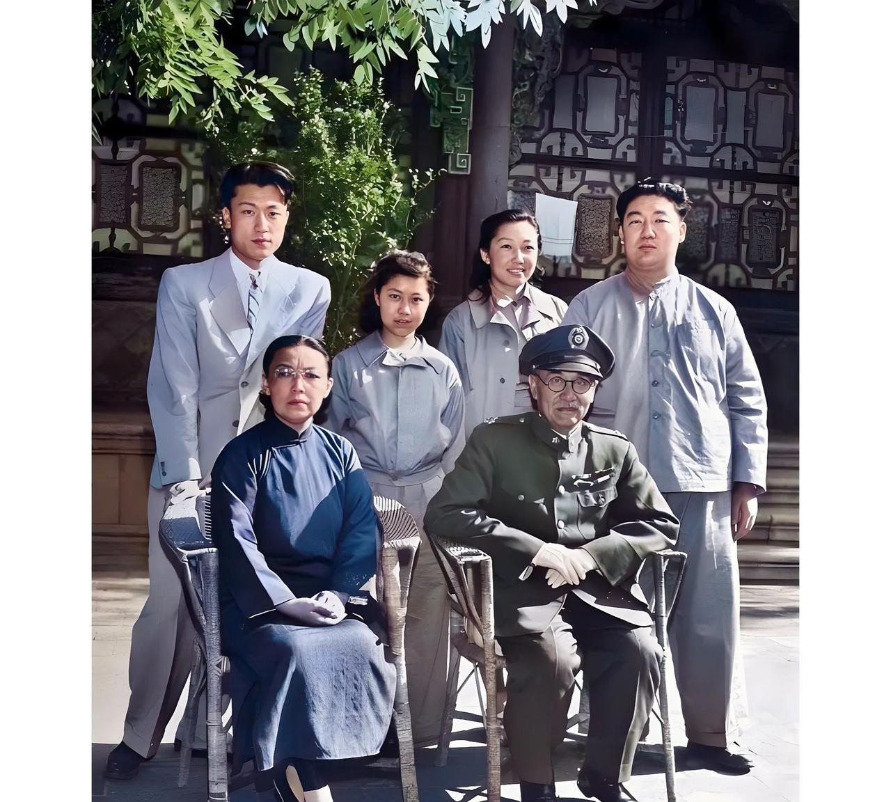 阎锡山老照片:与妻子徐兰森、四子阎志敏、五子阎志惠、四儿媳裴彬、孙女阎树榕合影