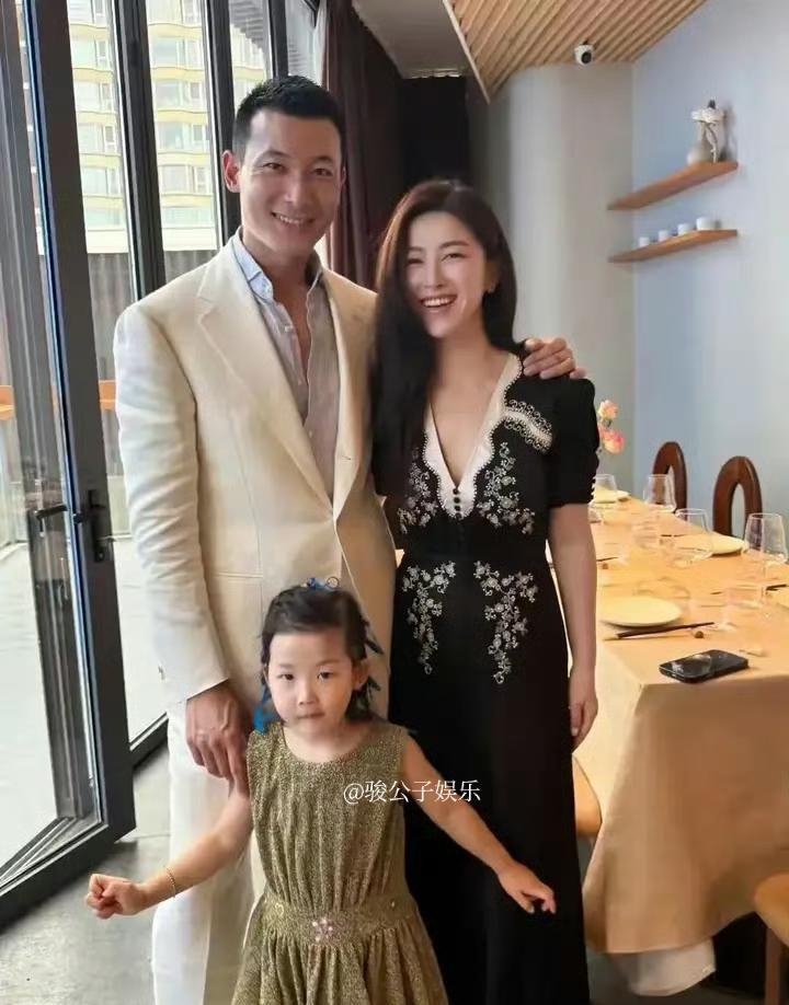41岁朱珠带4岁女儿珠宝与老公王昀佳聚餐。王昀佳负责烤肉，展现绅士风度，朱珠精心