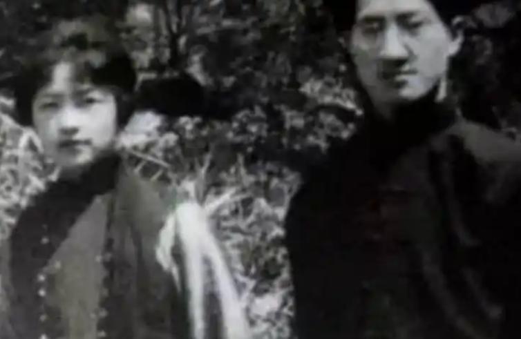 1930年，徐志摩探班民国女明星俞珊，聊得正欢时，俞珊突然想要小解，徐志摩便双手