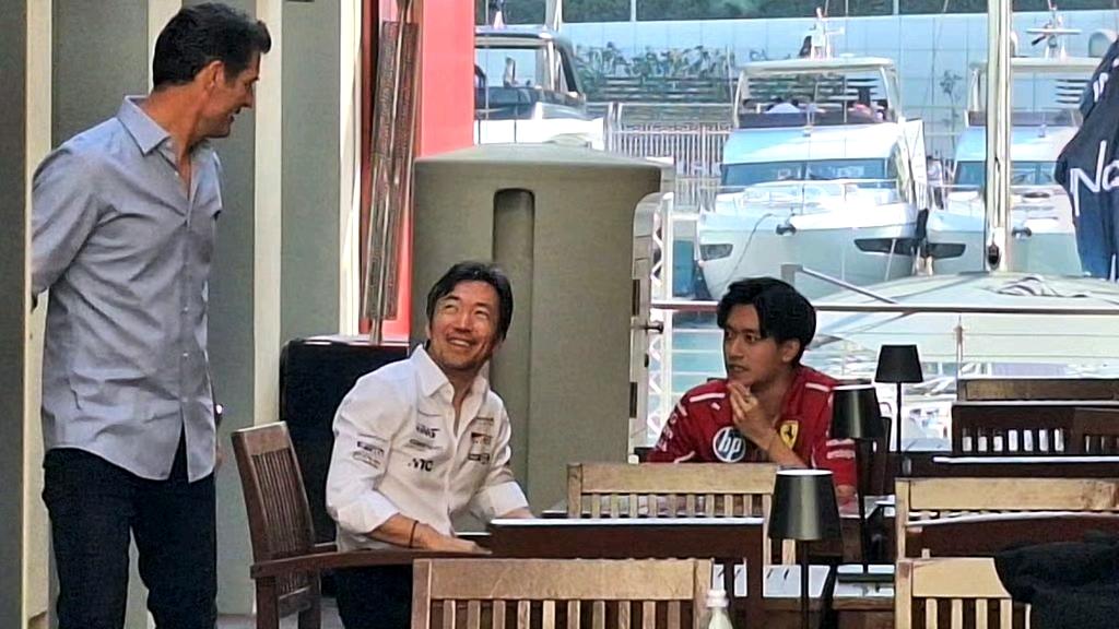 2025年阿布扎比大奖赛期间，周冠宇以法拉利储备车手身份与哈斯领队小松礼雄在法拉