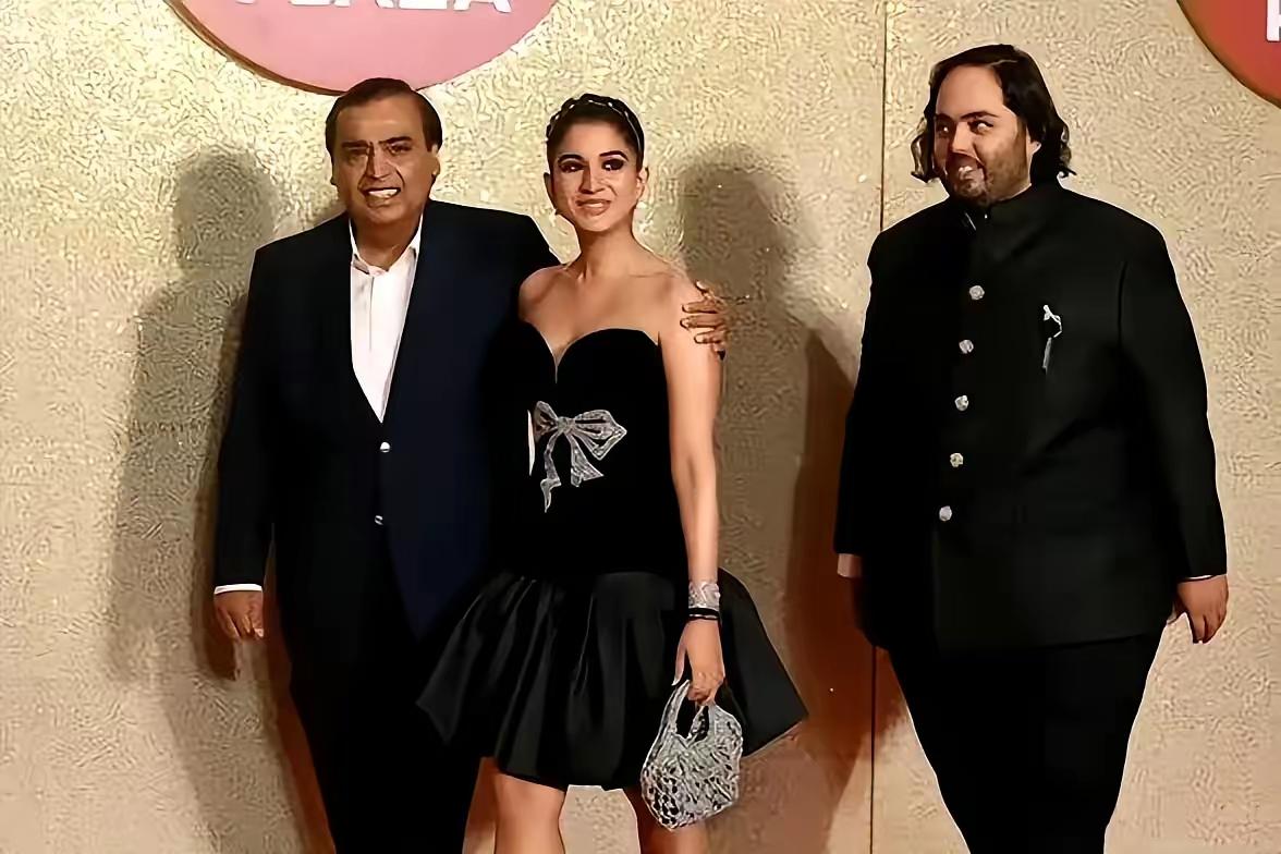 不愧是阿三！后面的才是儿子！印度首富安巴尼十分开放，在公共场合，安巴尼用手搂着