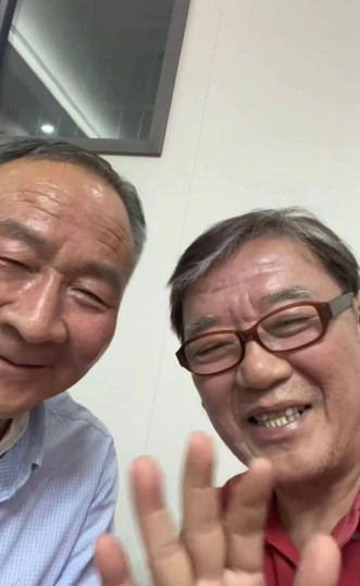 1990年，李立群从台湾回到大陆，找到了同父异母的大哥，见到大哥家一贫如洗，他拿
