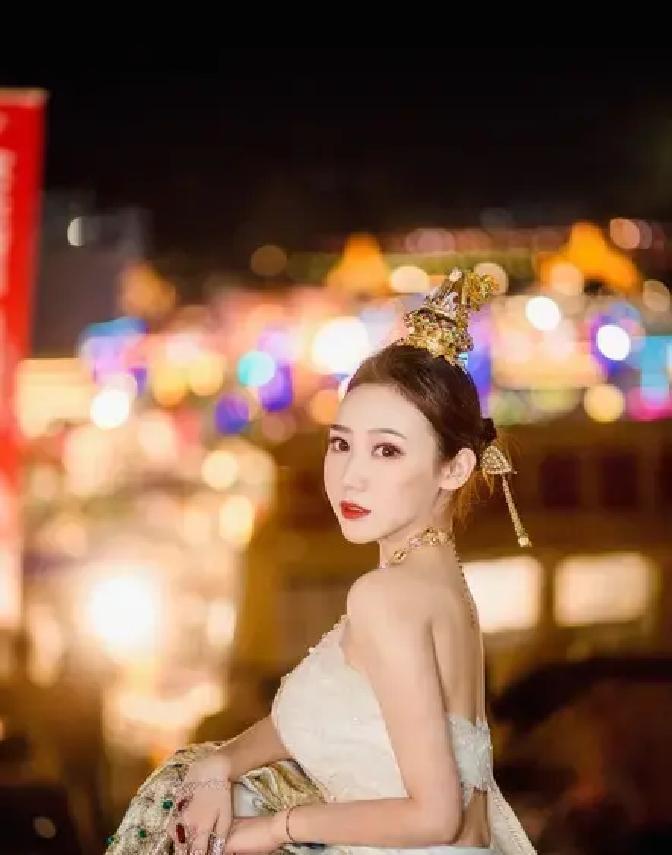 商场里突然冲进来一个打扮精致、身材火辣的“大美女”，却让女厕里的女生瞬间炸锅——