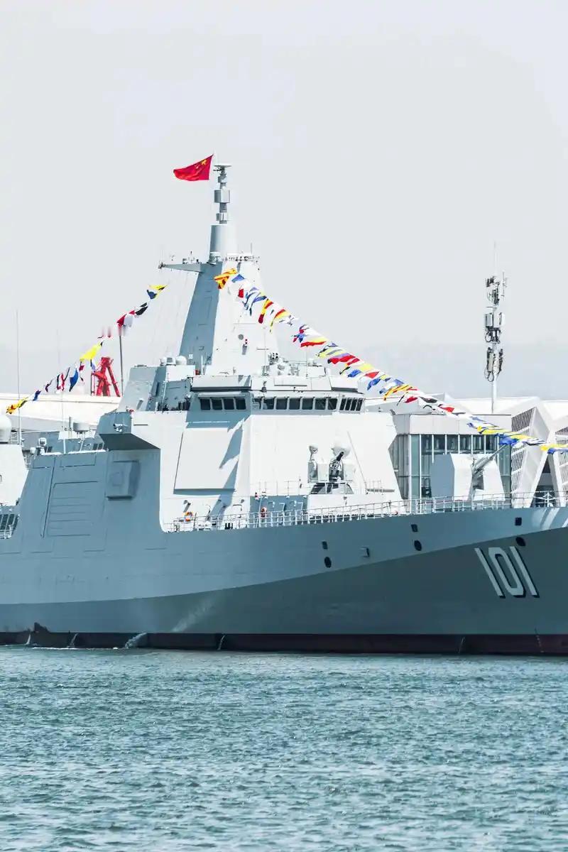 日本防卫省统合幕僚监部发布的消息显示，拉萨舰领衔的编队，除了核心的055大驱，还