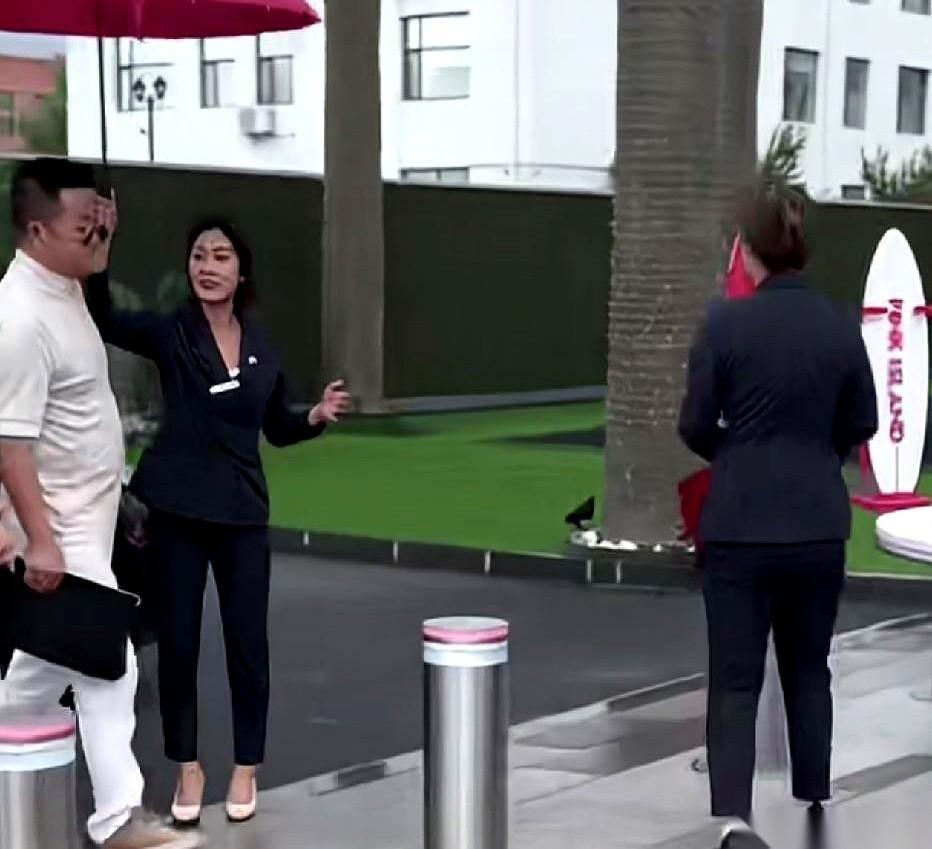 最近网上疯传的一段视频，把二人转演员长贵直接架在了火上烤。画面里，南方的烈日当头