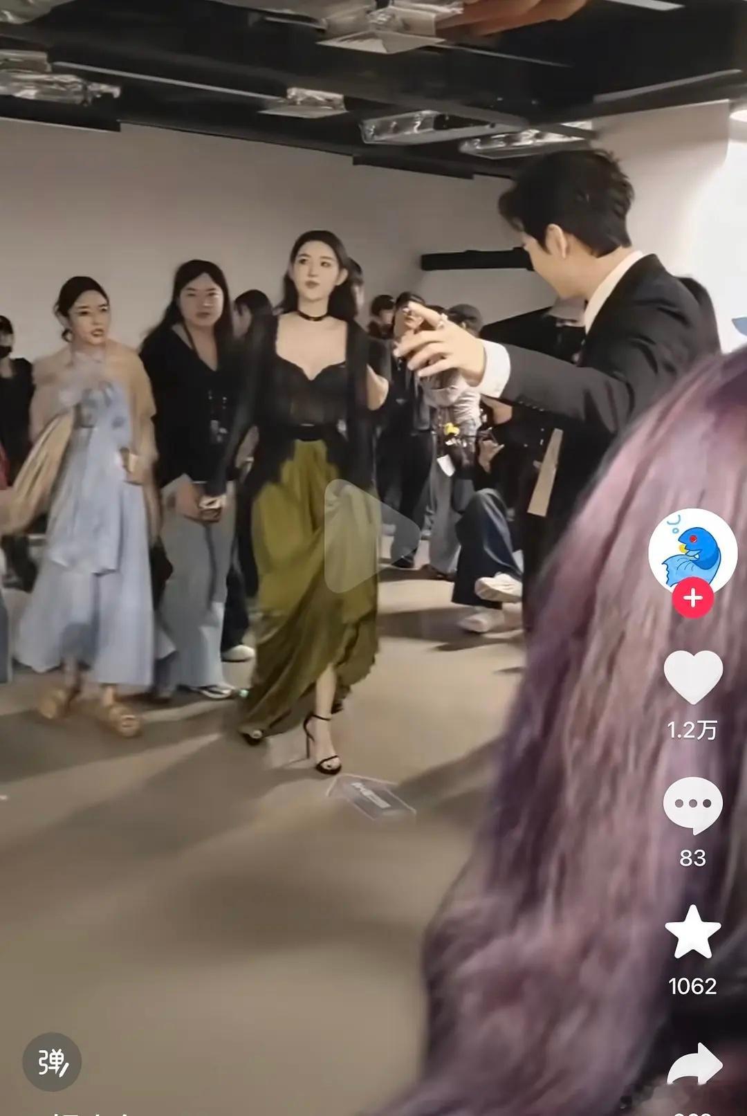 王玉雯跟别的女星同框，怎么第一眼不会注意到她呢