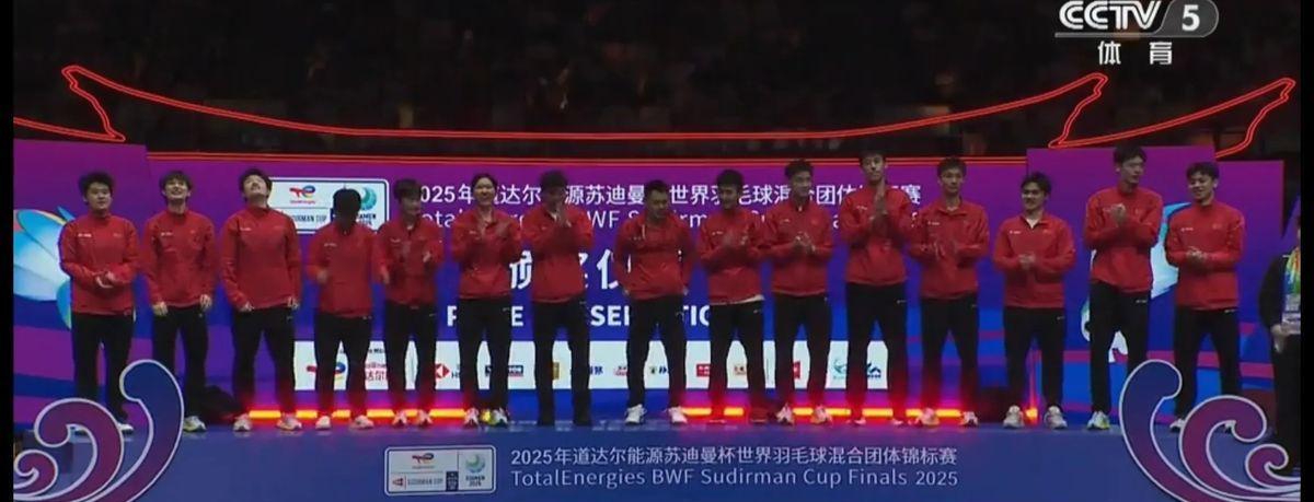 很多球迷都好奇为什么颁奖典礼上没有陈清晨和贾一凡的身影，其实这是国羽代代相传的暖