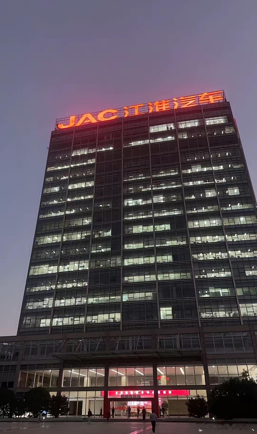 汽车行业是真卷得没边了朋友一个在江淮技术中心，一个在零跑技术中心，听他俩吐槽，加