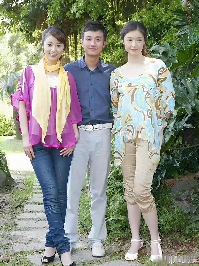十五年前合照曝光，34岁林心如同27岁蒋欣同框，紧身裤搭配鱼嘴高跟鞋充满复古年代
