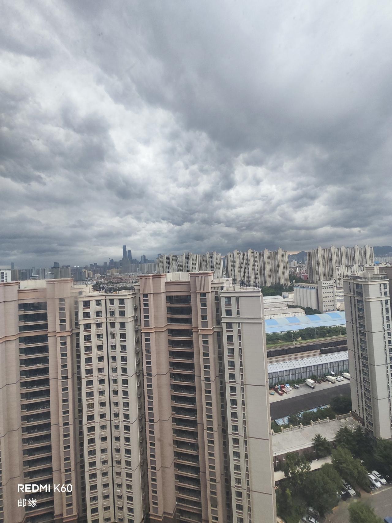 今天早上一出门，济南那天气简直绝了，天空乌云像一块巨大的黑幕，沉甸甸地压下来。路