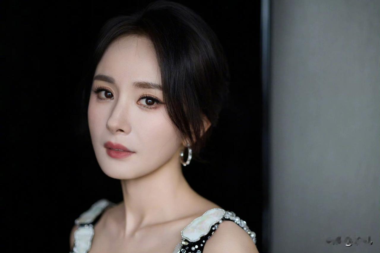 杨幂没有拿到白玉兰最佳女主角，心情非常低落，美美的去，空空的回。放心只要演技在线