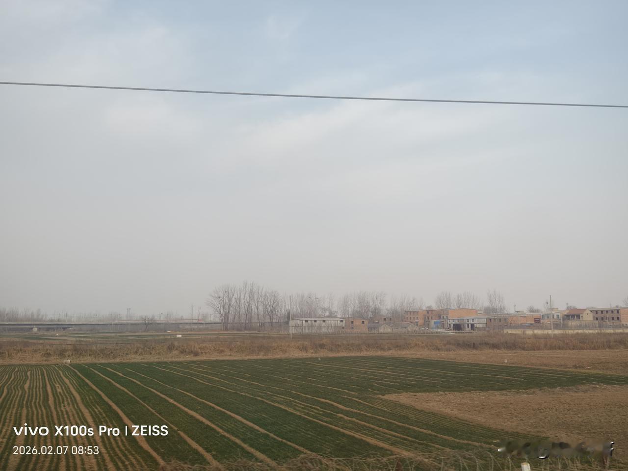 列车出了郑州站，到达新郑后，我发现沿路的农村建筑开始发生变化了。从郑州以北的平房