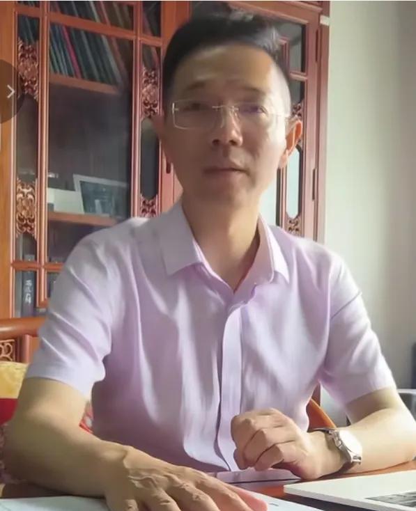 李律所在的事务所目前在招人，不是招保镖，而是招助理！李律说：找一个助理帮我做