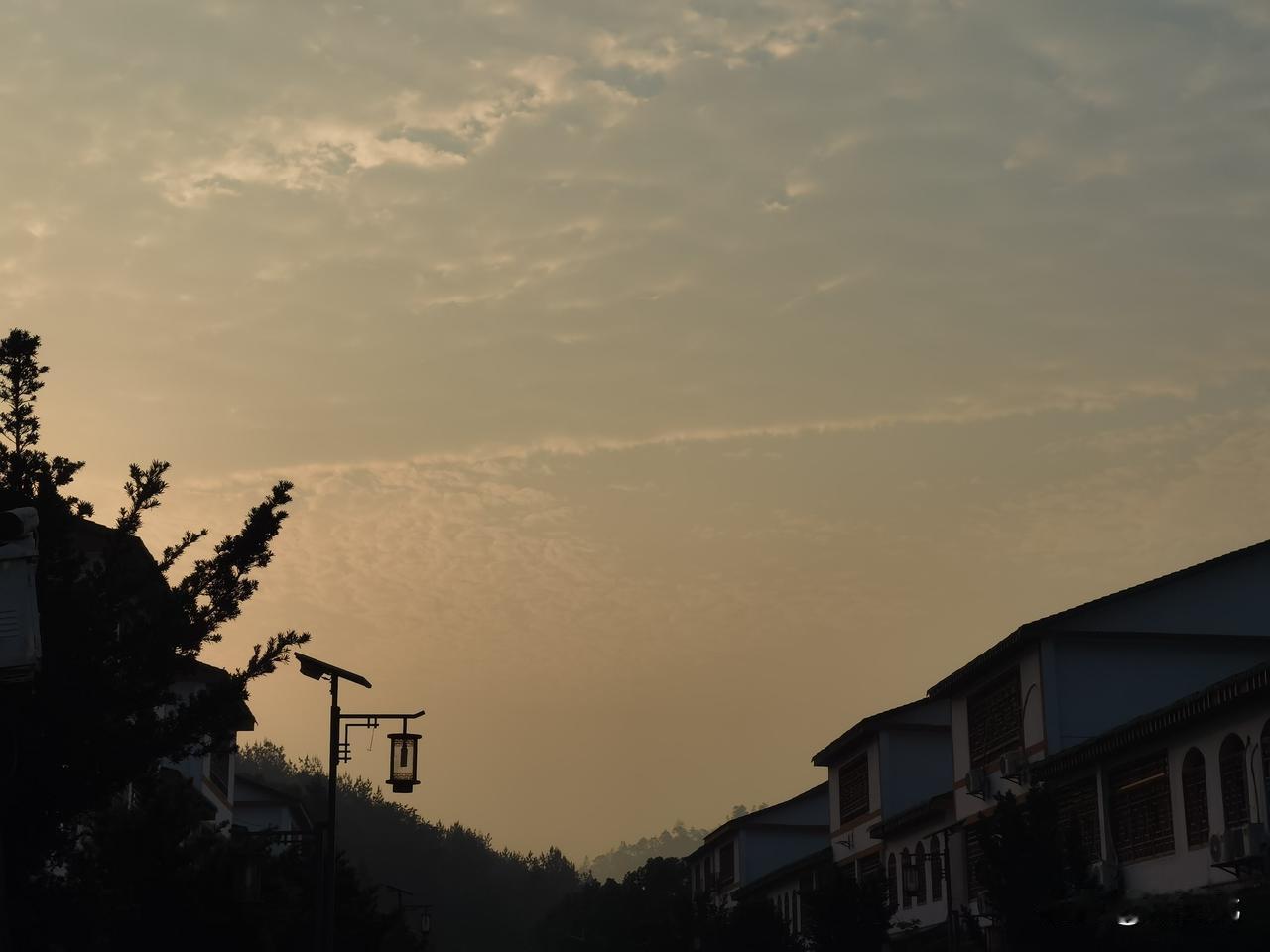 为学日益，为道日损。修行人是不学习了吗？不是的。修行的人，与凡人之路，方向不