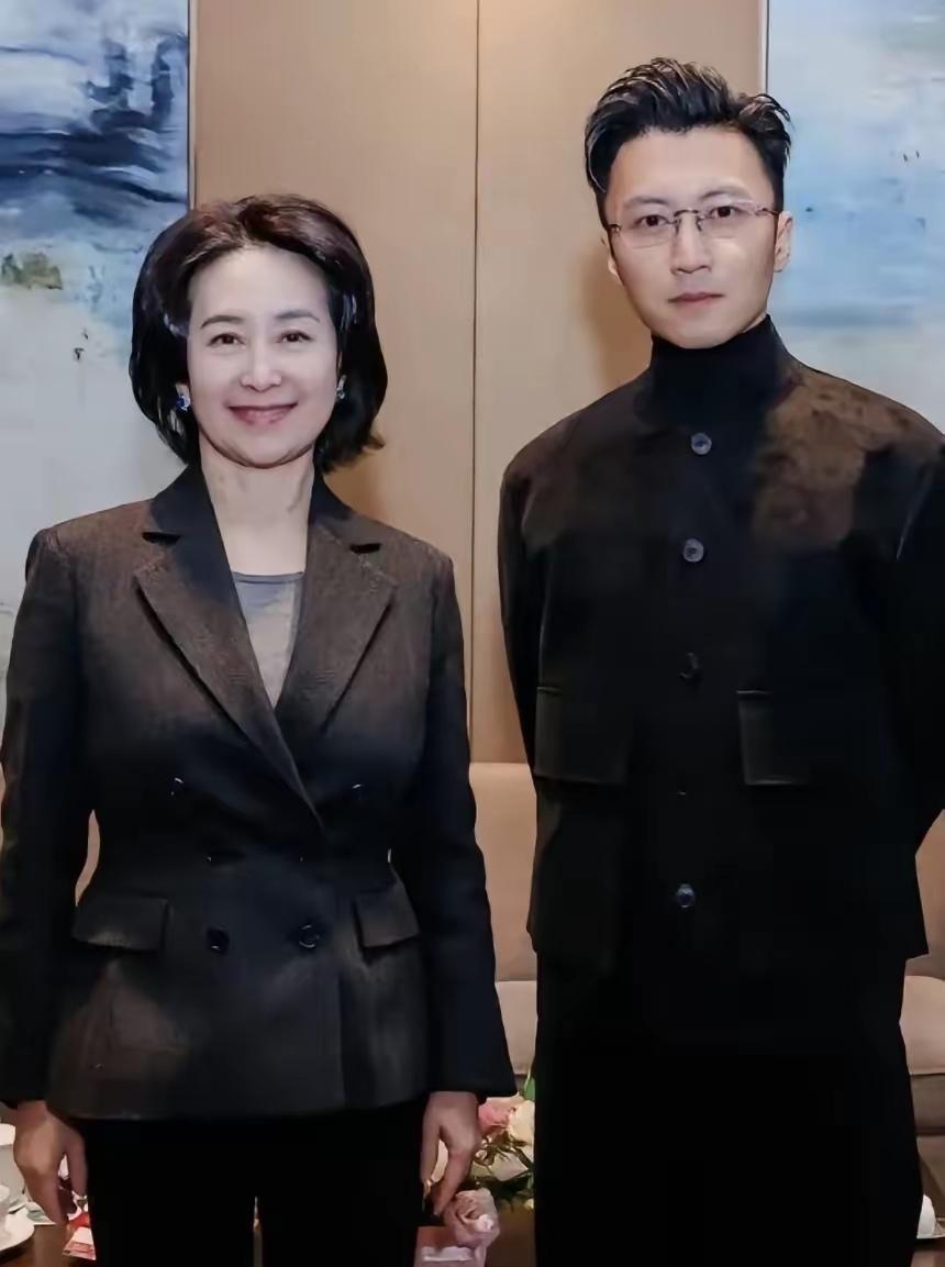 跟谢霆锋合影之后，何超琼多么希望有一个这样的弟弟啊？何超琼家里有那么多弟弟妹妹，