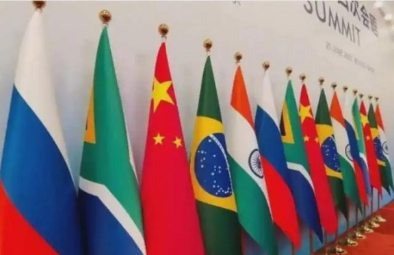美国表态，中国可以加入G7。这显然是个局，中国不会上当。 G7，全称七国集团