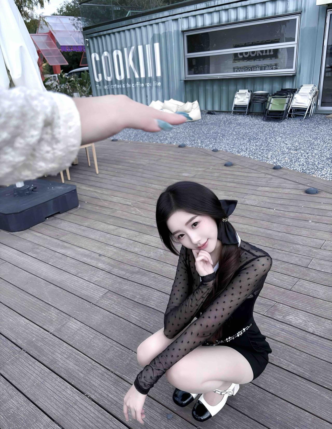 美人如花，绽放着独特的魅力。