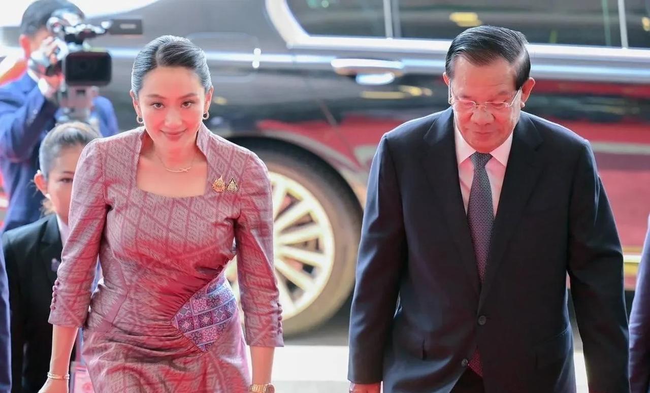 不得不说他信这盘棋下得真妙！泰国士兵在巡逻时连续两次被地雷炸伤，佩通坦的心腹代理