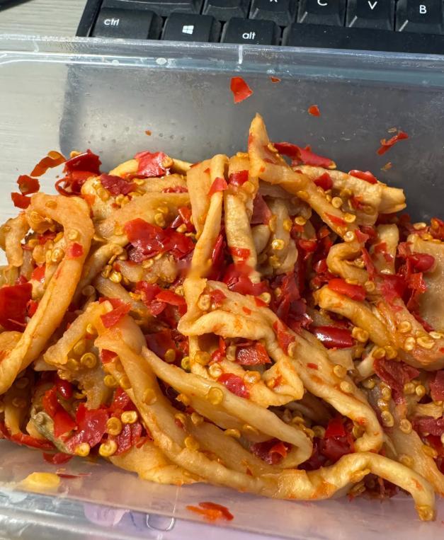 吃饭吃饭，爸妈这两天刚腌好的辣椒萝卜，太巴适了，每年冬天都馋这一口，吃饭吃面都是